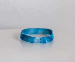 Single blue and white tie-dye TrueSport bracelet.